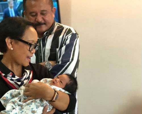 Retno Marsudi membagikan foto cucu pertamanya