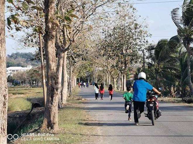 Sesekali Fazly ikut lari sambil mendorong motornya.