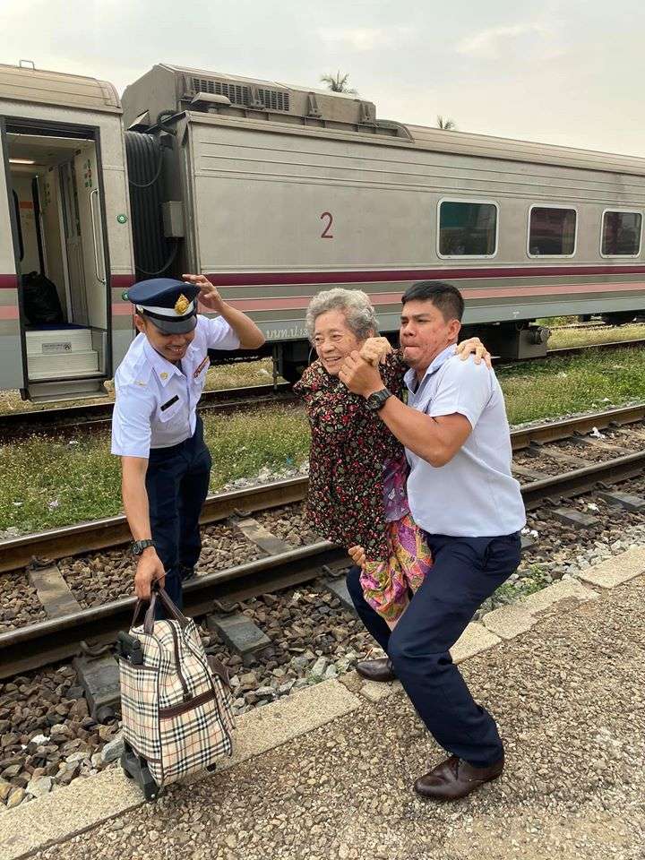 Kondektur menolong nenek saat turun dari kereta Kondektur menolong nenek saat turun dari kereta