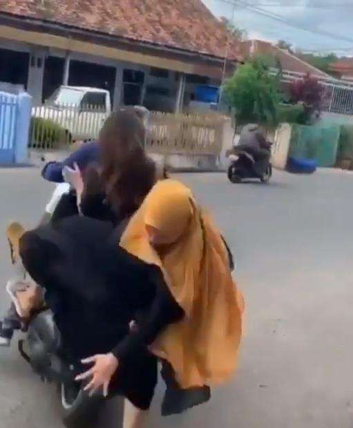 Wanita berhijab itu pun terpental dari motor.