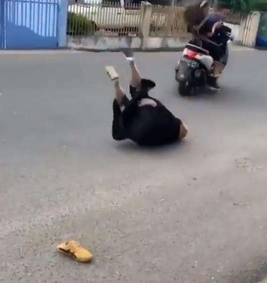 Dia jatuh dan mencium aspal.
