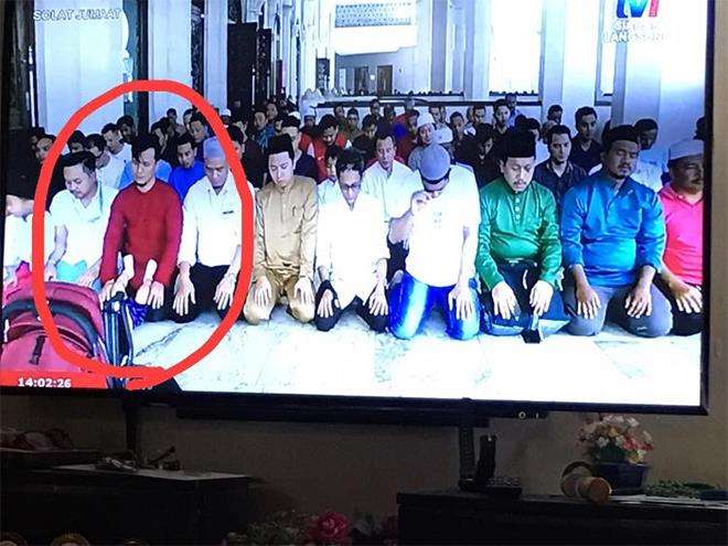 Posisi duduk saat sholat sambil menggendong bayi.