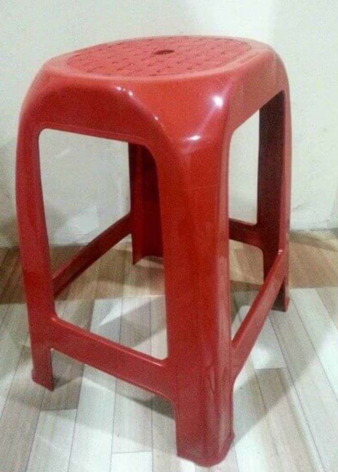 Kursi merah untuk peralatan cosplay.