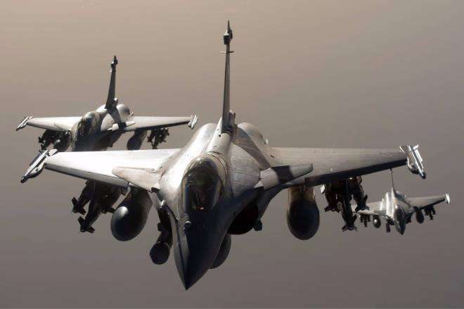 Rafale Dassault dalam formasi.