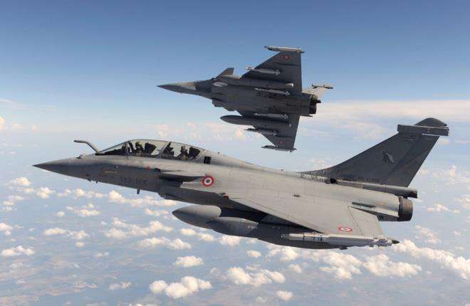 Rafale Dassault melakukan misi.
