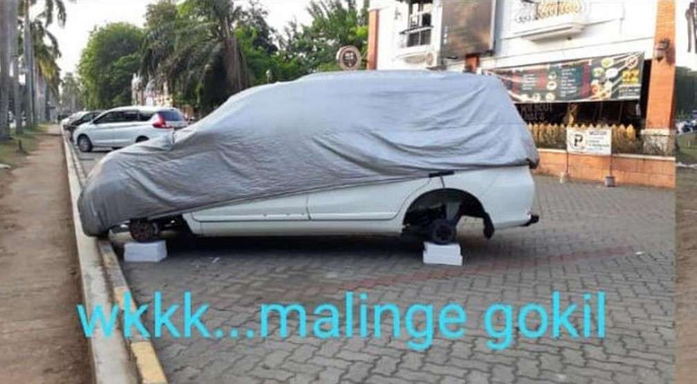 Foto mobil yang jadi korban maling ban.