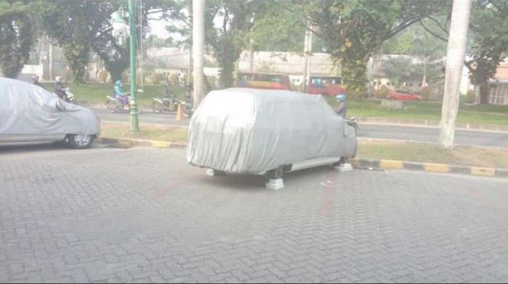 Foto mobil yang jadi korban maling ban (2)