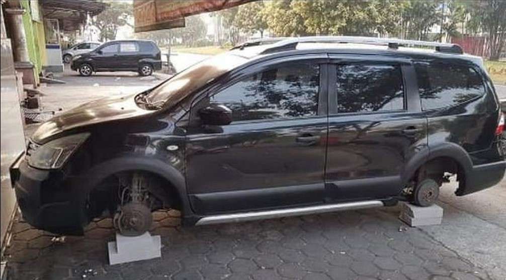 Foto mobil yang jadi korban maling ban (3)