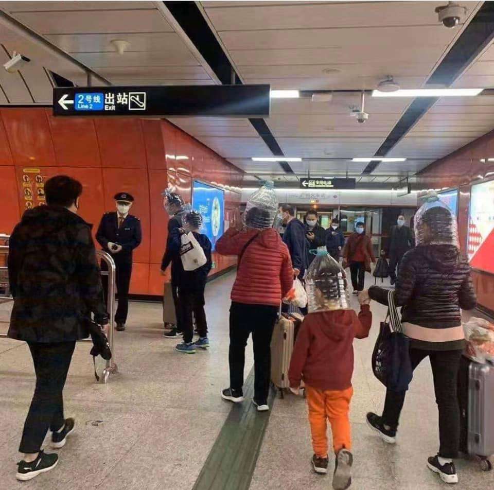 Di Guangzhou, China, orang-orang juga pakai galon air sebagai pelindung.