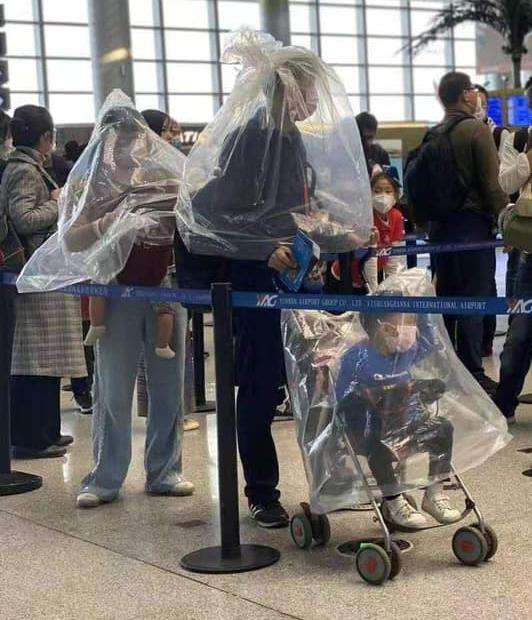 Melindungi diri dari virus corona dengan kantong plastik.