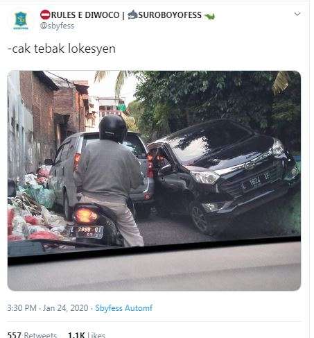 Mobil terpaksa panjat tembok,