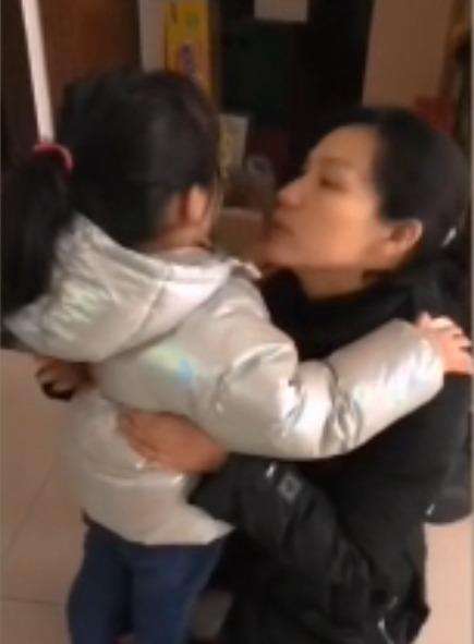 Zhang Min berpamitan kepada anaknya sebelum berangkat ke Wuhan.
