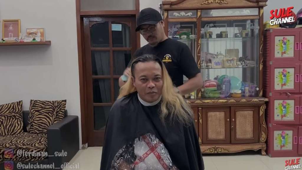 Sule bersiap untuk dicukur.