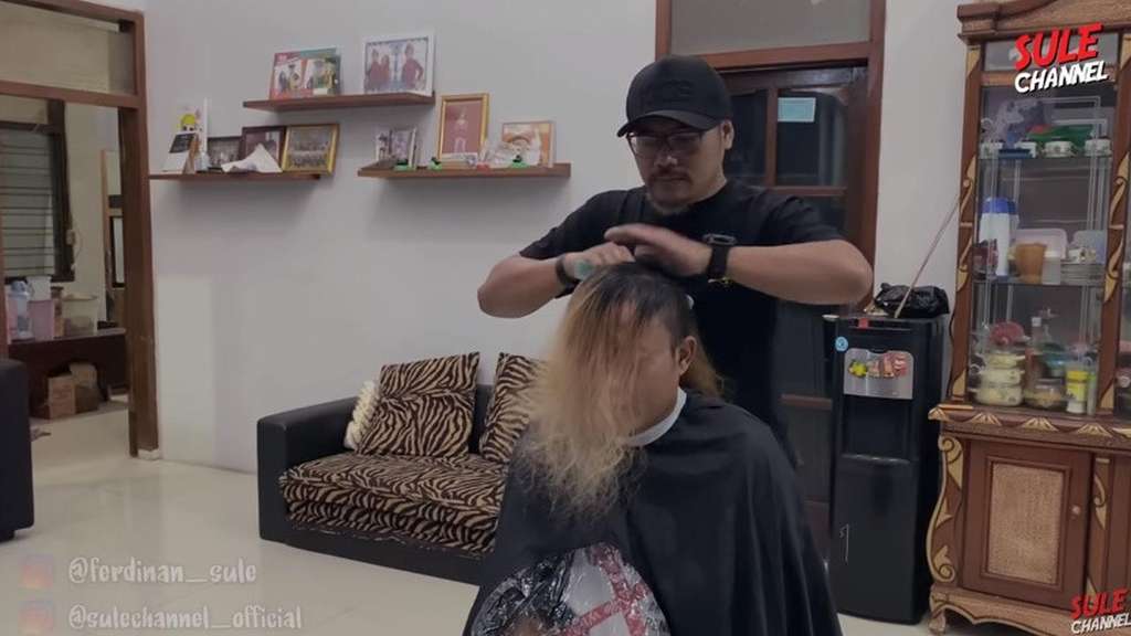 Rambut Sule ditata sebelum dicukur.