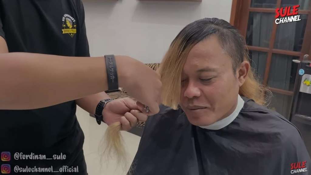 Ekspresi Sule saat rambut poninya diukur habis.
