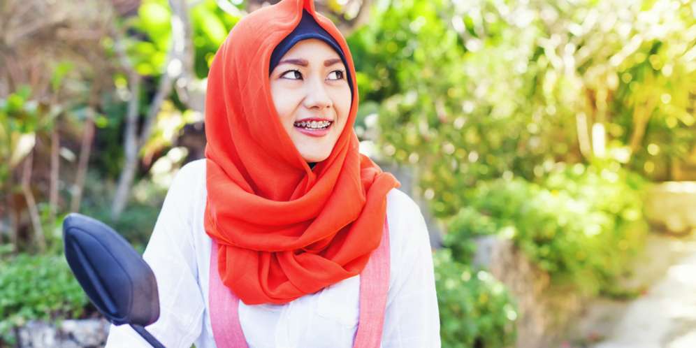 Ilustrasi Pengendara Motor Wanita