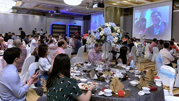 Para tamu tetap datang dan memberi semangat pada pasangan pengantin. Para tamu tetap datang dan memberi semangat pada pasangan pengantin.