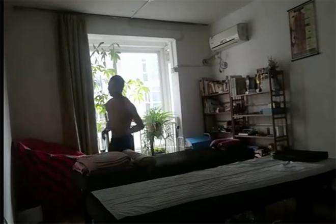 Pan Shancu mengitari dua meja sejauh 50 km di apartemennya.