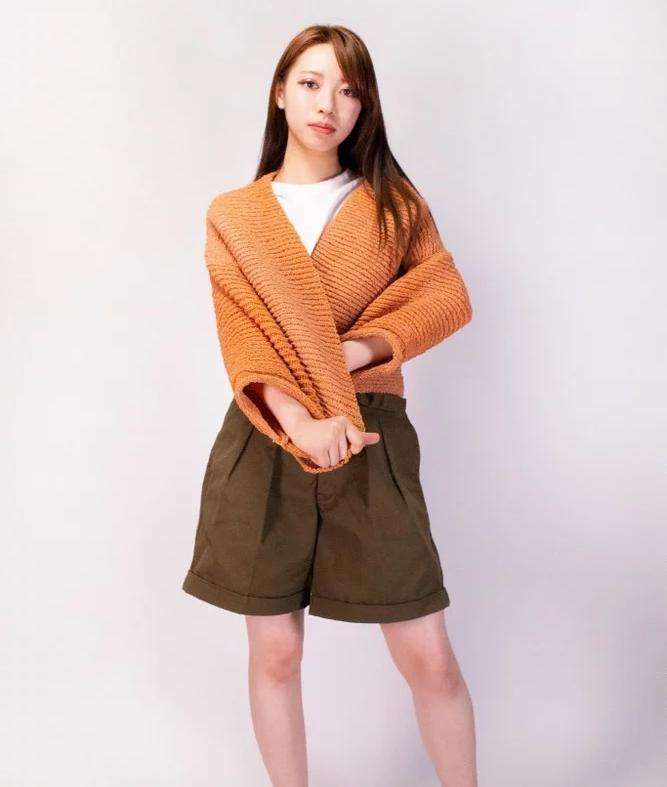Jaket bolero ini juga dari karet gelang yang dirajut.
