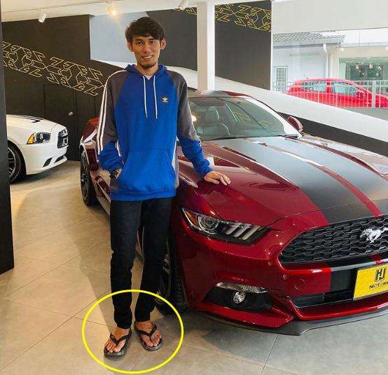 Soloz lihat-lihat mobil mewah di showroom pakai sandal jepit.