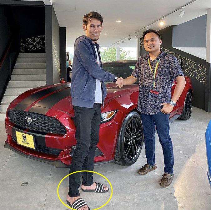 Soloz tetap pakai sandal saat bersalaman dengan manajer showroom.