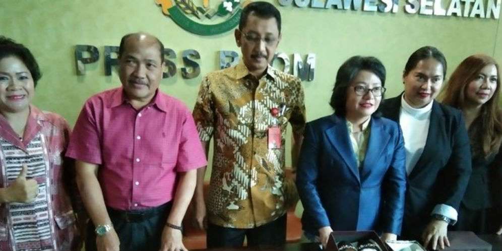 Penyerahan barang bukti perkara PT Abu Tours dari jaksa ke kurator. ©2020 Merdeka.com