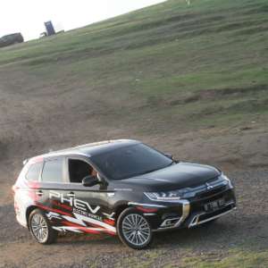 Mitsubishi Outlander PHEV (2)