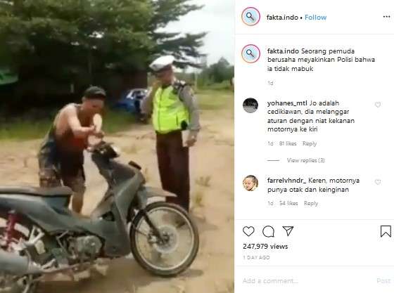 Seorang pemuda menyalahkan sepeda motornya ketika ditilang.