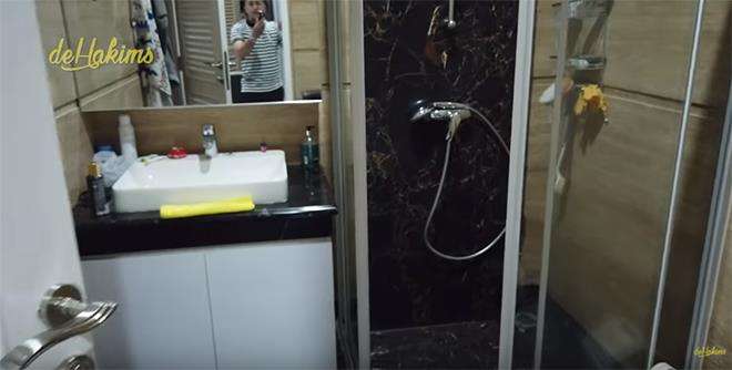 Seluruh dinding kamar mandi dalam Devano Danedra berlapis marmer.