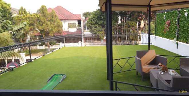 Mini golf di depan kamar Devano Danendra dilengkapi dengan gazebo.