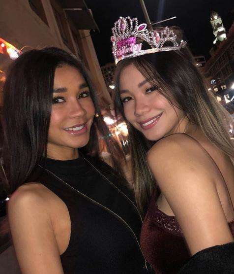Joleen Diaz (kiri) dan putrinya, Meilani Parks yang dikira kakak dan adik.