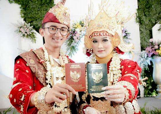 Pernikahan unik Heni dan Abimanyu.