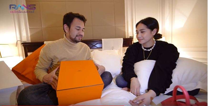 Nagita Slavina membuka kado