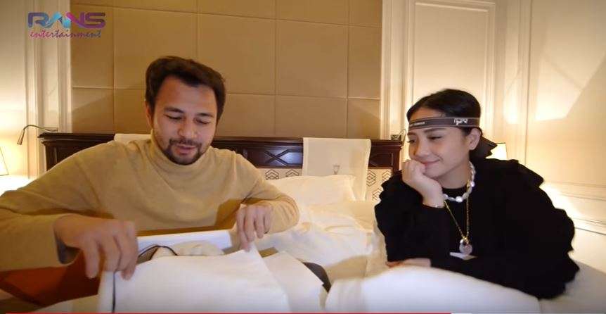 Nagita Slavina membuka kado