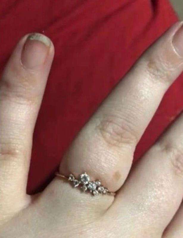 Netizen malah fokus pada jari pengantin wanita.
