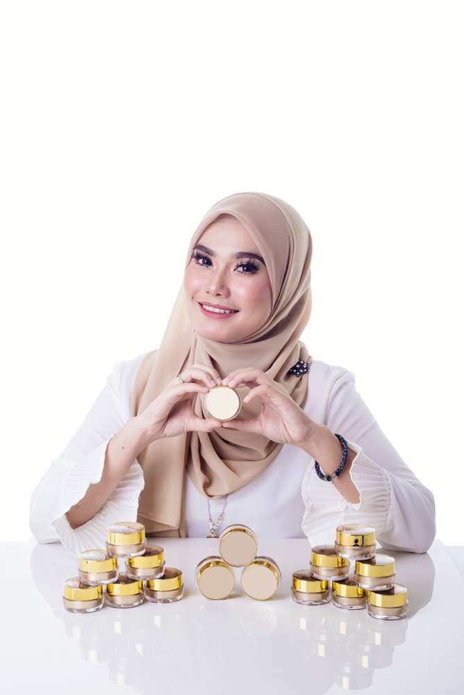 Memakai tabir surya