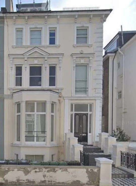 Rumah mewah senilai Rp53,4 miliar milik model Kelly Brook dibobol maling.