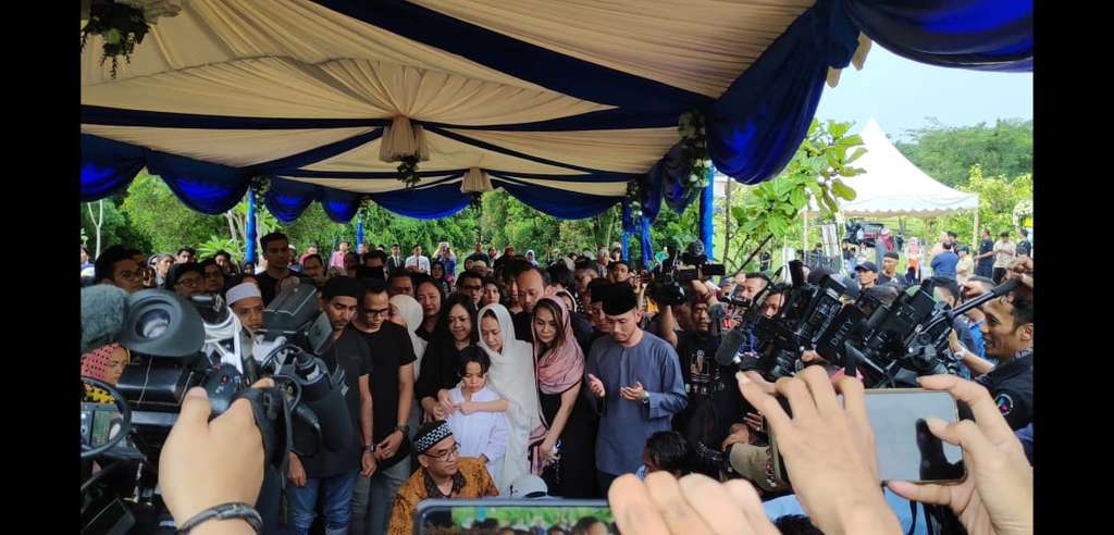 suasana pemakaman suami BCL suasana pemakaman suami BCL