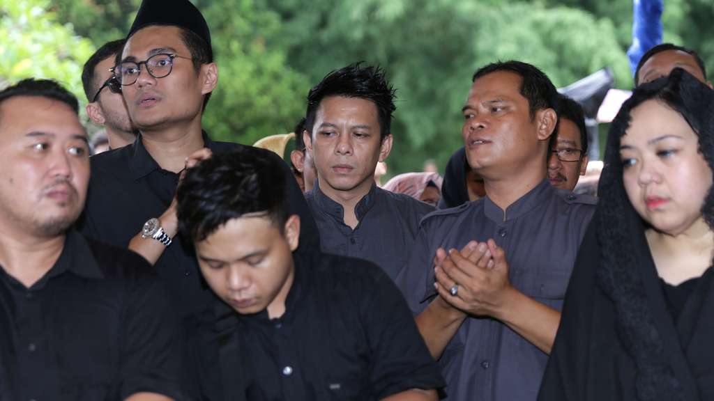 ariel noah hadir ke pemakaman