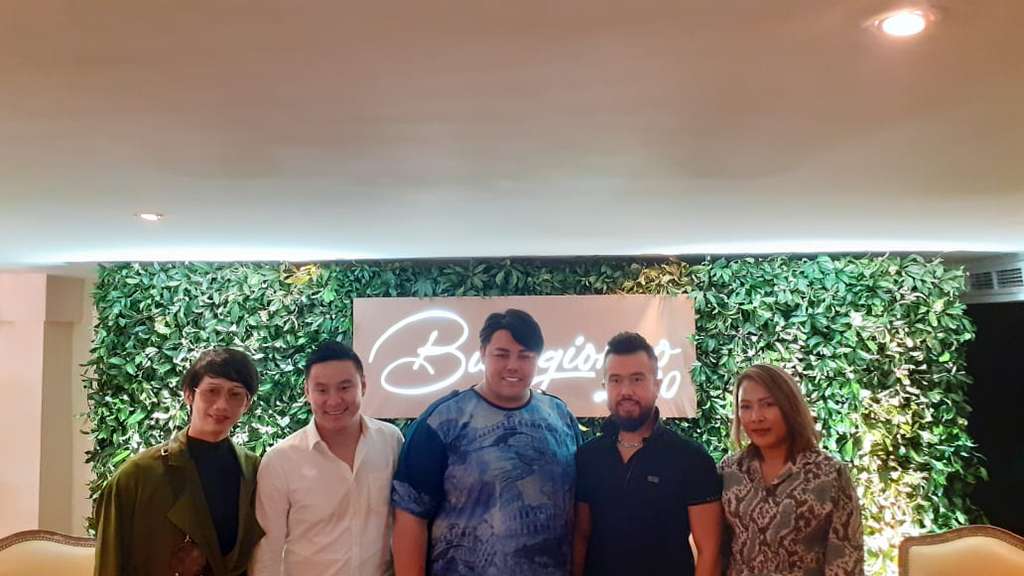 Ivan Gunawan (tengah)