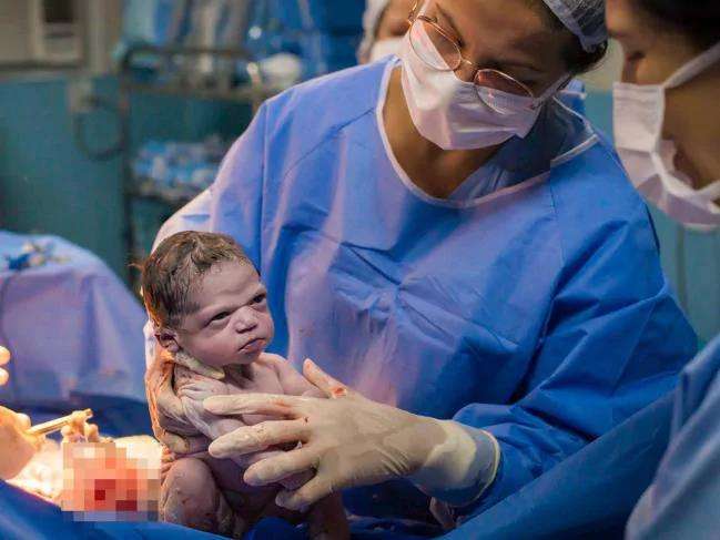 Ekspresi bayi seperti orang marah ini jadi viral di Internet.
