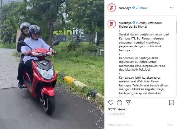 Wali Kota Surabaya, Tri Rismaharini, naik motor listrik.