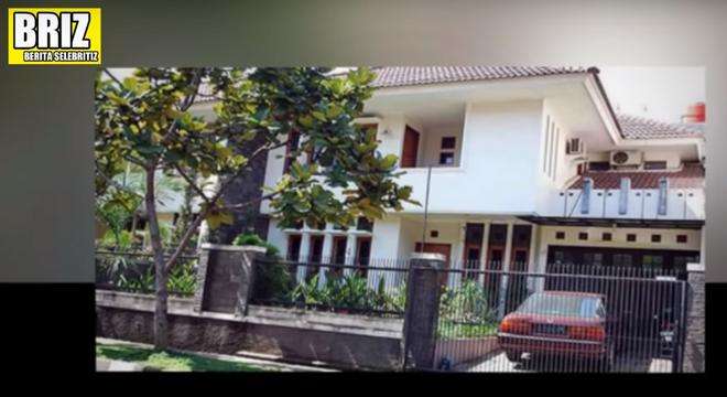Rumah Ariel Noah bergaya minimalis dengan dua lantai.