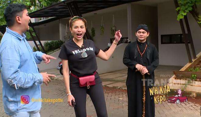 Indra Bekti dan Nikita Mirzani kunjungi rumah paranormal Mbah Mijan. Indra Bekti dan Nikita Mirzani kunjungi rumah paranormal Mbah Mijan.
