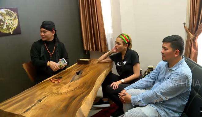 Sudut rumah Mbah Mijan kenal dengan nuasa hitam. Sudut rumah Mbah Mijan kenal dengan nuasa hitam.