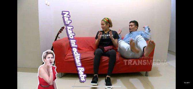 Sofa berwarna merah dengan dinding tanpa pajangan di rumah Mbah Mijan Sofa berwarna merah dengan dinding tanpa pajangan di rumah Mbah Mijan