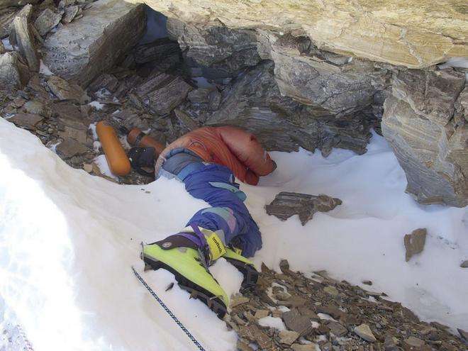 Mayat beku Green Boots dekat puncak Gunung Everest.
