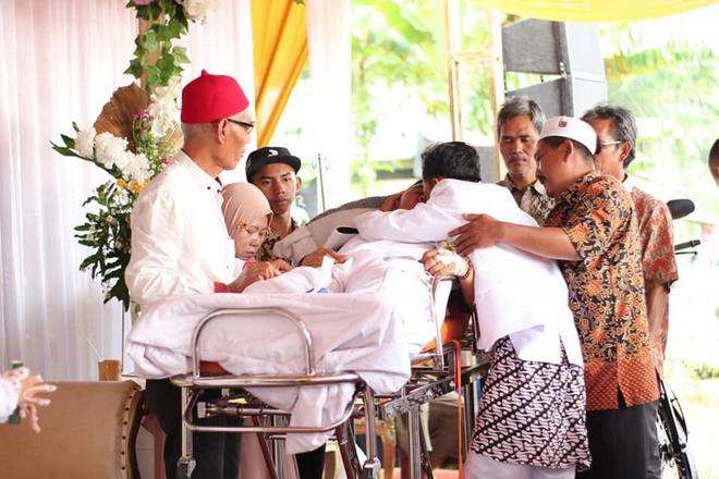 Bapak datang ke nikahan anak diantar ambulans.
