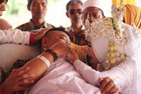 Dian pun merasa terharu dengan pengorbanan bapak mertua.