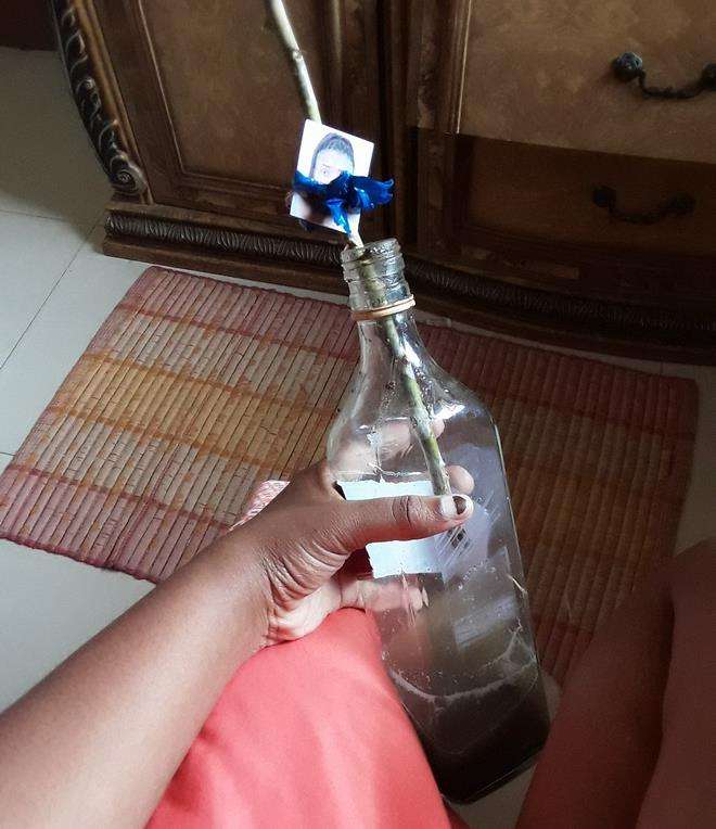 Menemukan benda sihir di dalam botol.